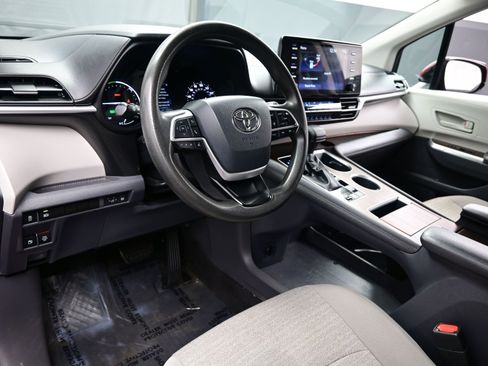 Used 2021 Toyota Sienna LE image 13