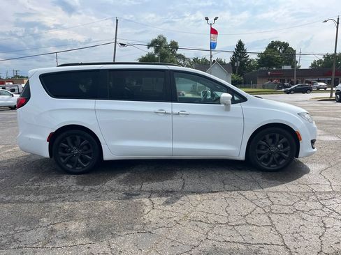 Used 2019 Chrysler Pacifica Touring Plus w/ Advanced Safetytec Group FWD image 2