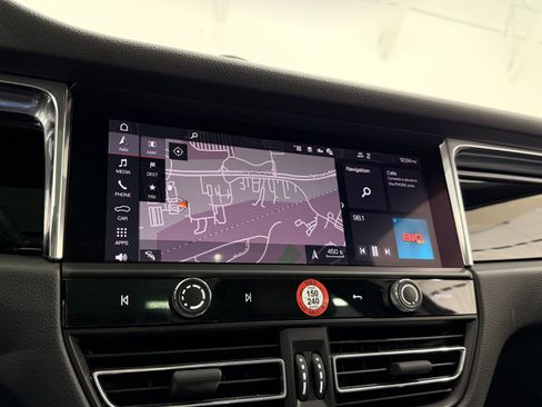Certified 2025 Porsche Macan image 38