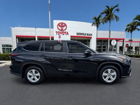 Used 2024 Toyota Highlander LE FWD image 8