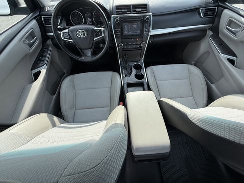 Used 2017 Toyota Camry SE image 2