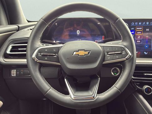 Used 2025 Chevrolet Traverse LT FWD image 27