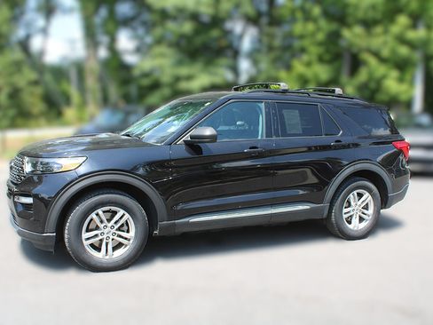 Used 2022 Ford Explorer XLT w/ Equipment Group 202A AWD/4WD image 4