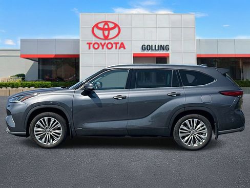 Used 2022 Toyota Highlander Platinum AWD/4WD image 2