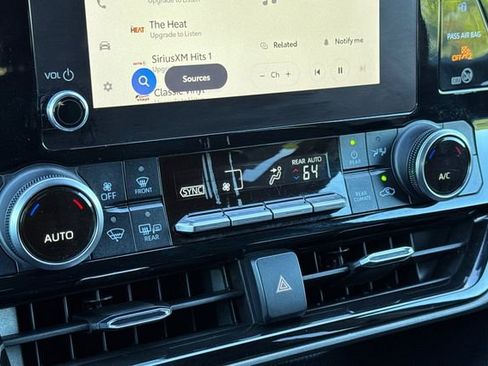 Used 2023 Toyota Highlander LE image 32