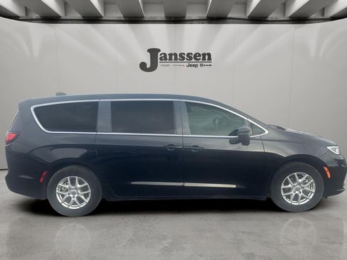 Used 2024 Chrysler Pacifica Touring-L image 5