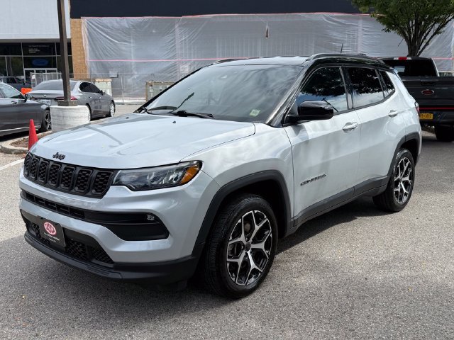 Used 2025 Jeep Compass Limited AWD/4WD image 3