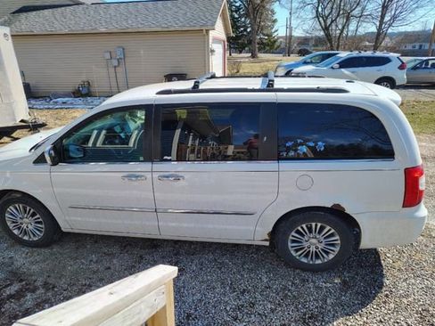 Used 2013 Chrysler Town & Country Touring-L w/ Driver Convenience Group image 1