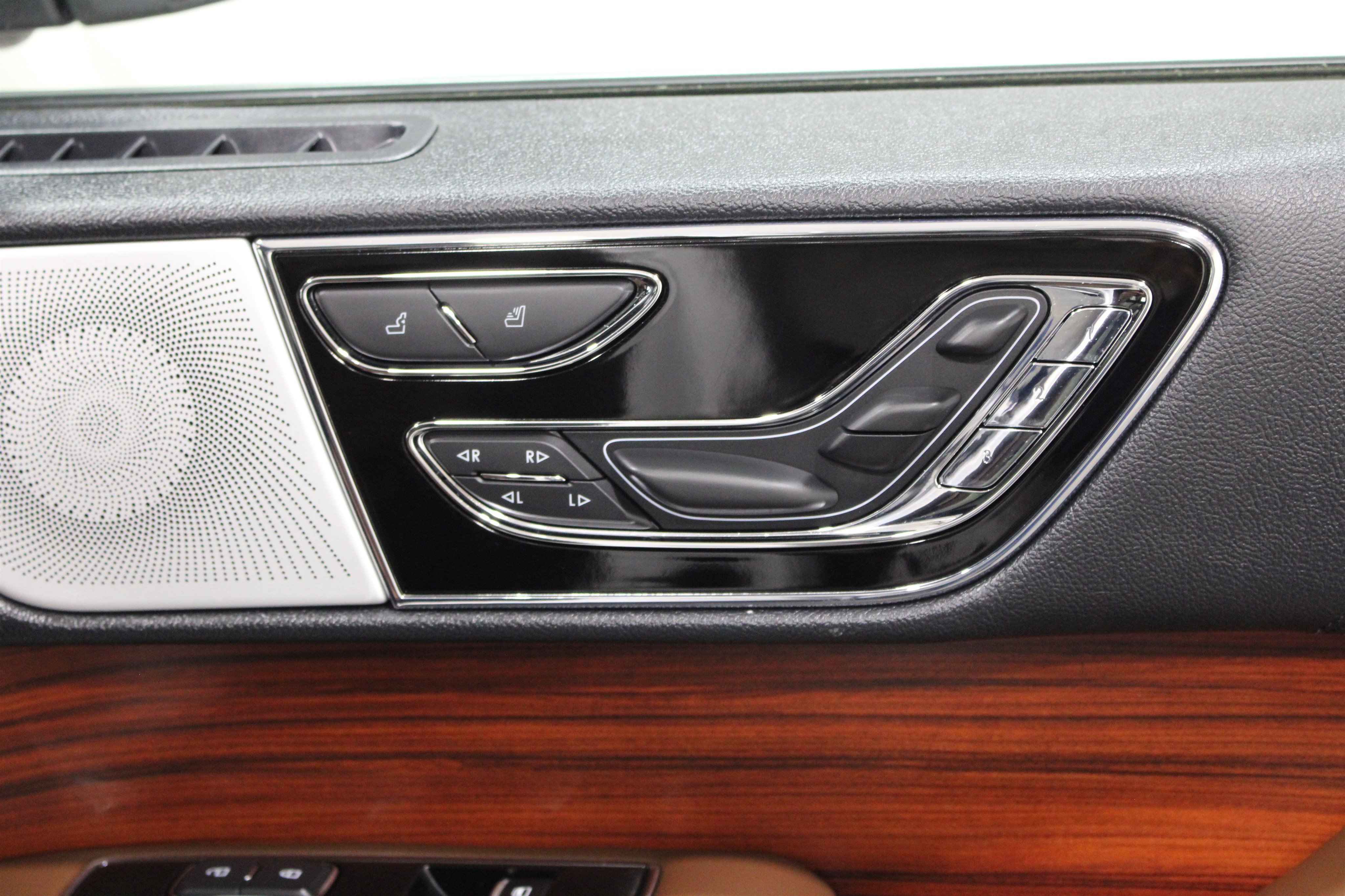 Certified 2024 Lincoln Navigator Reserve AWD/4WD image 30