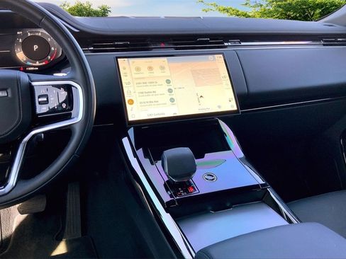 Used 2025 Land Rover Range Rover Sport image 9