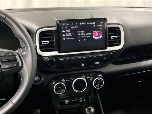 Used 2024 Hyundai Venue Limited image 19