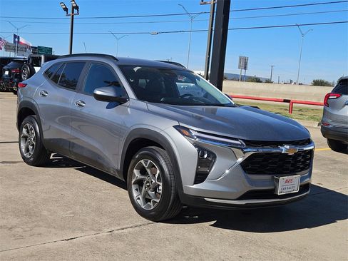 Used 2025 Chevrolet Trax LT w/ LT Convenience Package image 9