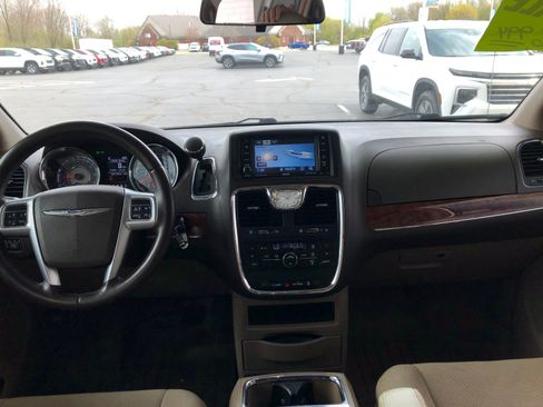 Used 2011 Chrysler Town & Country Touring FWD image 14