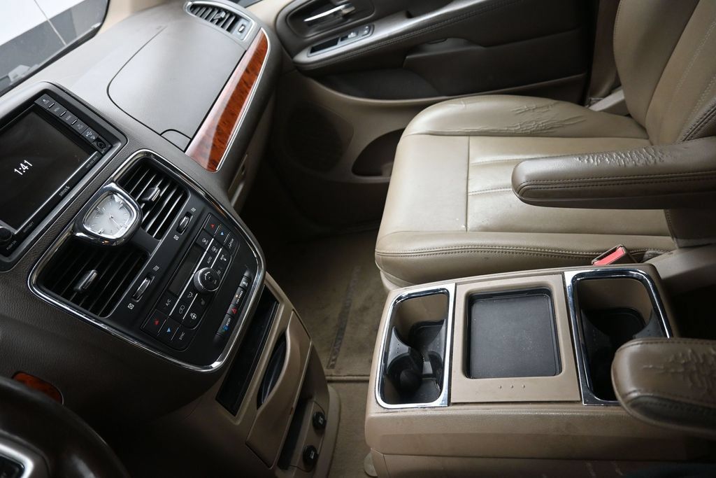 Used 2016 Chrysler Town & Country Touring w/ Driver Convenience Group FWD image 18