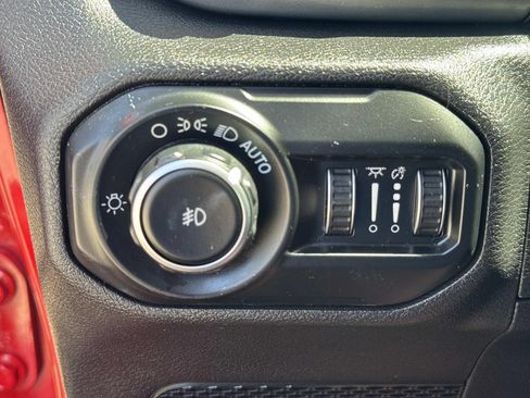 Used 2020 Jeep Wrangler Unlimited Sahara w/ LED Lighting Group AWD/4WD image 20
