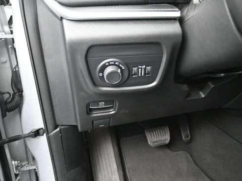 Used 2023 Jeep Grand Cherokee Laredo image 13