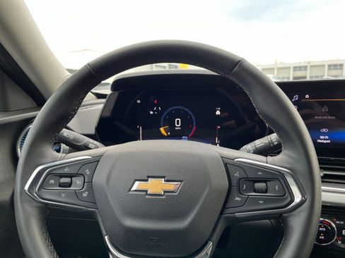 Used 2025 Chevrolet Trax LT w/ LT Convenience Package image 25