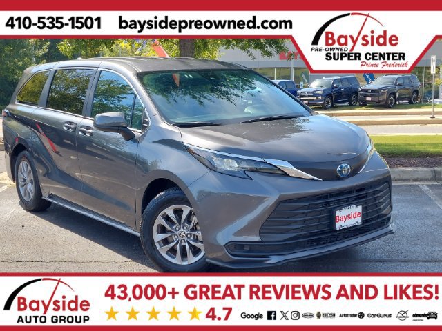 Used 2025 Toyota Sienna LE FWD image 1