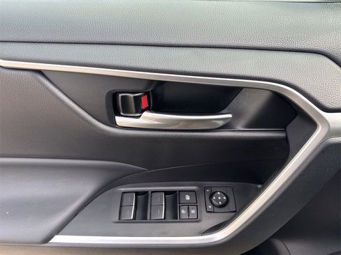 Used 2023 Toyota RAV4 SE image 15