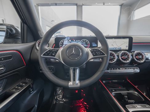 Used 2025 Mercedes-Benz GLB 250 image 9