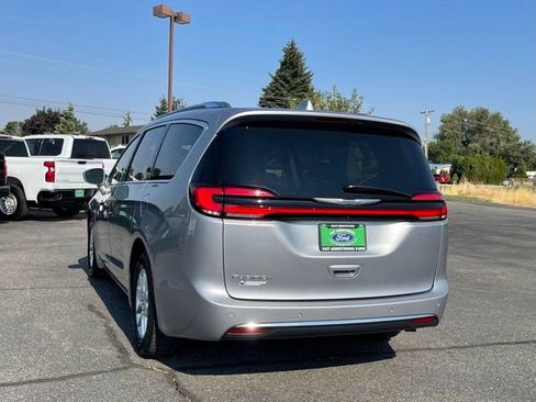 Used 2021 Chrysler Pacifica Touring-L FWD image 3
