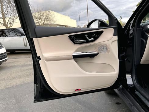 Used 2025 Mercedes-Benz GLC 350e 4MATIC image 24