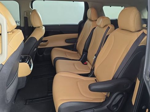 Used 2024 Kia Carnival EX FWD image 21