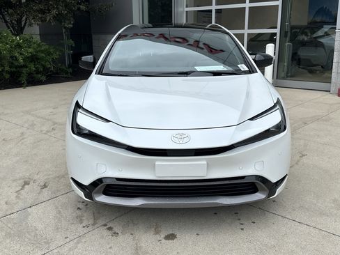 Used 2026 Toyota Prius XLE FWD image 5