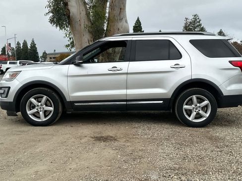Used 2017 Ford Explorer XLT image 6