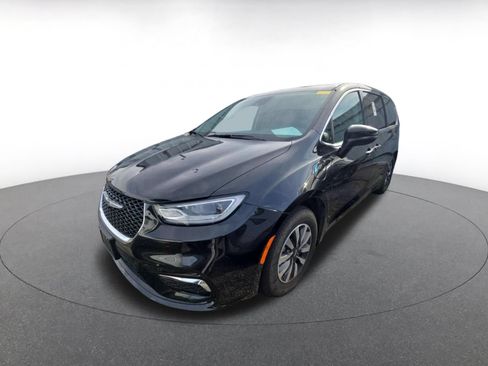 Used 2023 Chrysler Pacifica Touring-L FWD image 2
