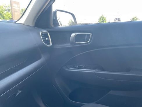 Used 2021 Hyundai Venue SE FWD image 23