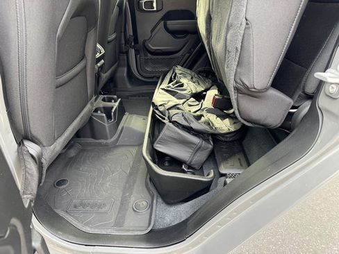 Used 2022 Jeep Gladiator Sport image 16