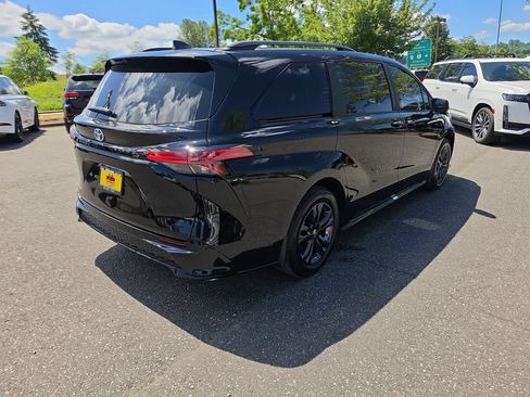 Used 2025 Toyota Sienna XSE AWD/4WD image 6