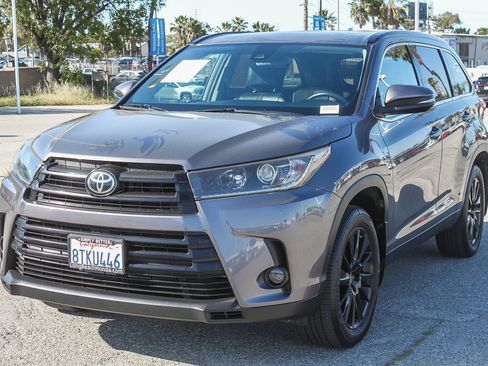 Used 2019 Toyota Highlander SE image 3