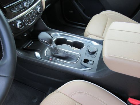 Used 2023 Chevrolet Traverse Premier FWD image 18