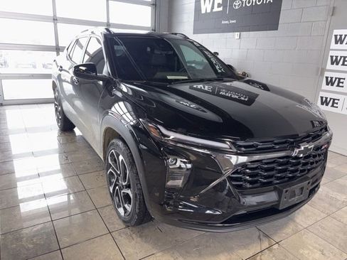 Used 2025 Chevrolet Trax RS w/ Sunroof Package image 3