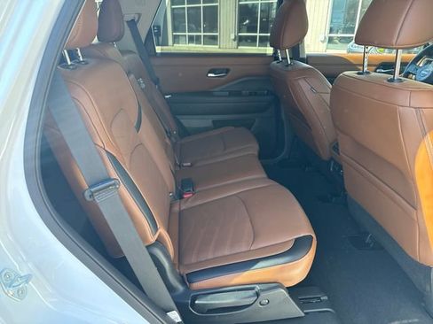 Used 2025 Nissan Pathfinder Platinum w/ Black Appearance Package AWD/4WD image 12