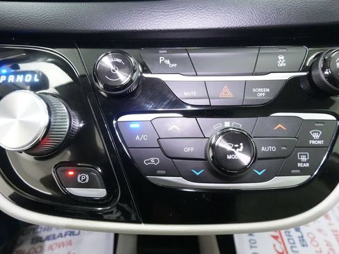 Used 2018 Chrysler Pacifica Touring-L FWD image 33
