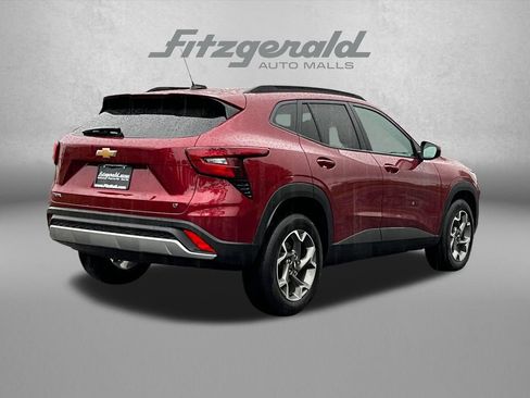 Used 2025 Chevrolet Trax LT FWD image 8