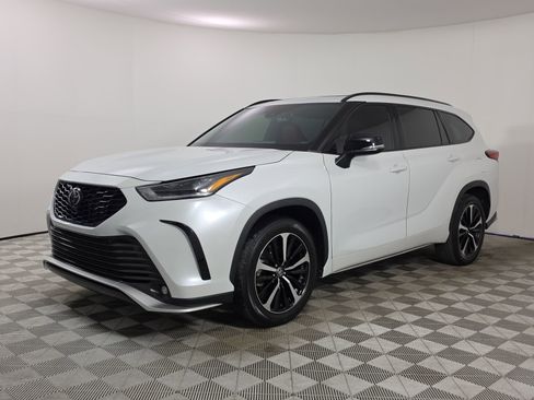 Used 2022 Toyota Highlander XSE FWD image 3
