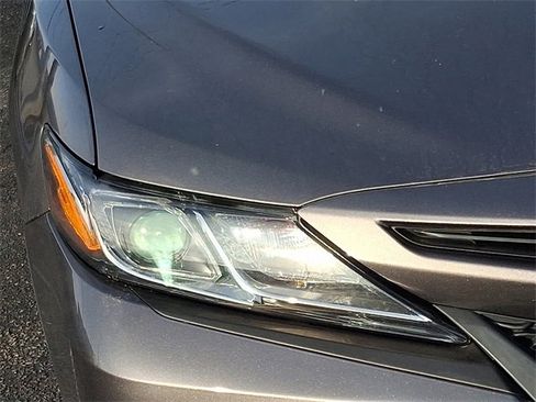 Used 2018 Toyota Camry SE image 9