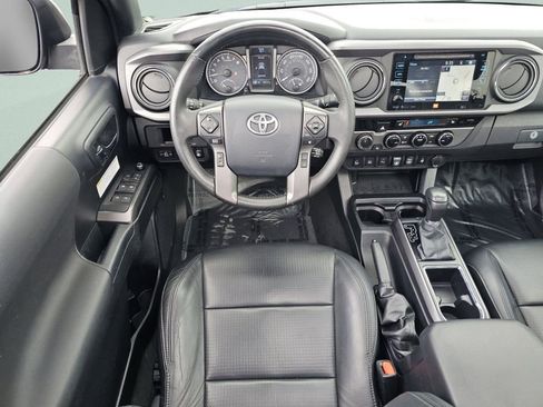 Used 2018 Toyota Tacoma TRD Off-Road AWD/4WD image 4