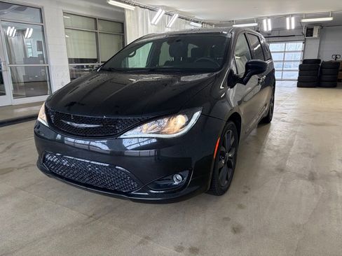 Used 2018 Chrysler Pacifica Touring Plus w/ S Appearance Package image 3