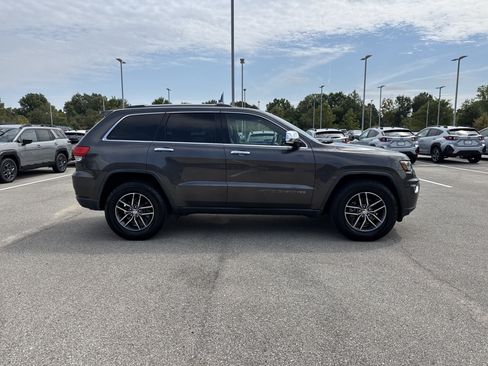 Used 2017 Jeep Grand Cherokee Limited w/ Luxury Group II AWD/4WD image 2