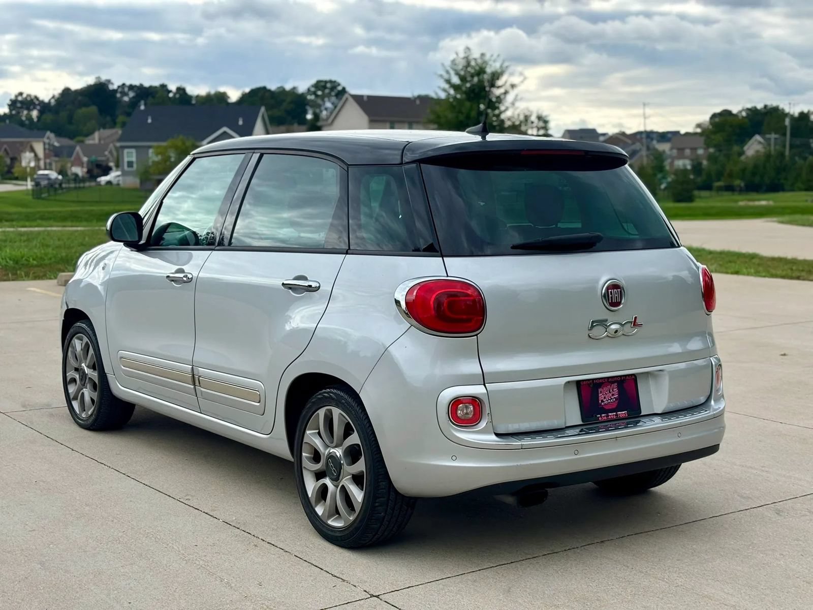 Used 2017 FIAT 500L Lounge w/ Premium Package FWD image 7