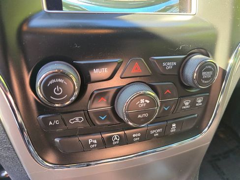 Used 2019 Jeep Grand Cherokee Laredo w/ Security & Convenience Group image 31