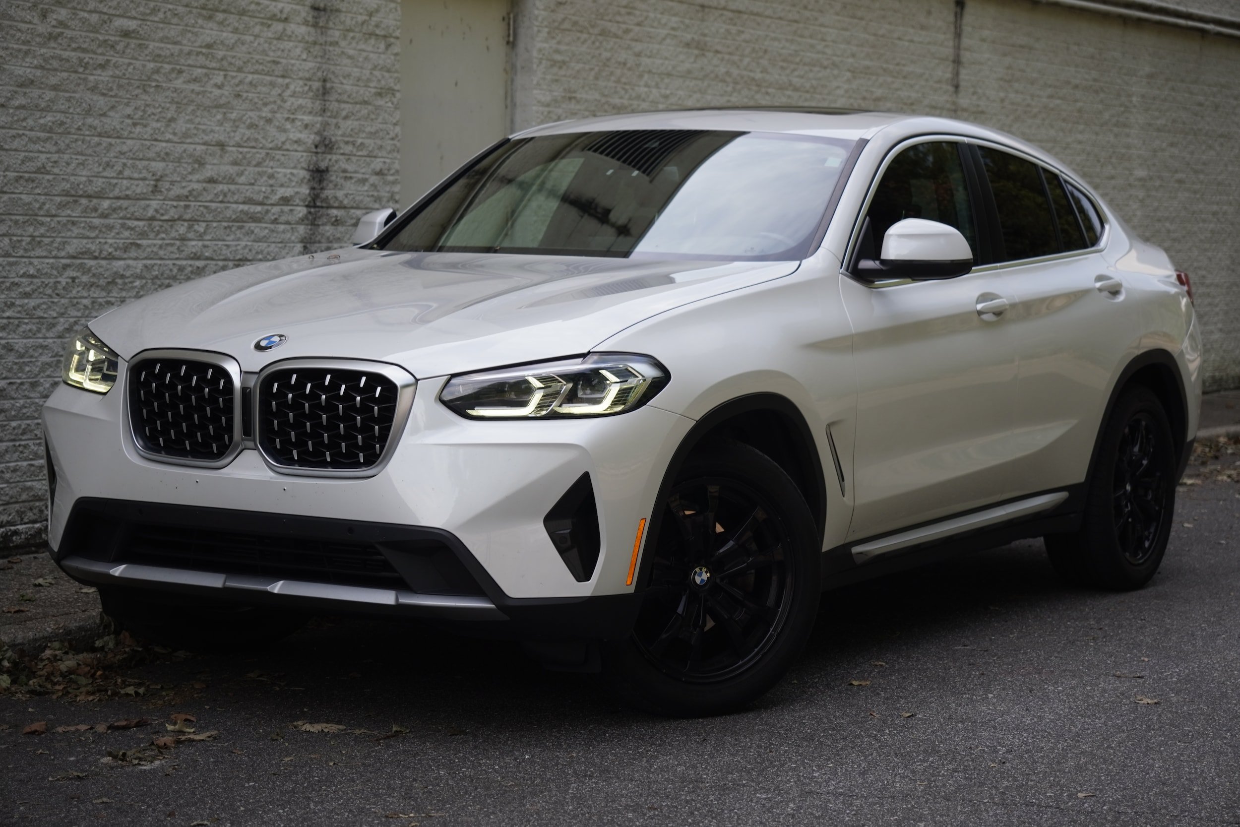 Used 2022 BMW X4 xDrive30i w/ Premium Package 2 AWD/4WD image 2