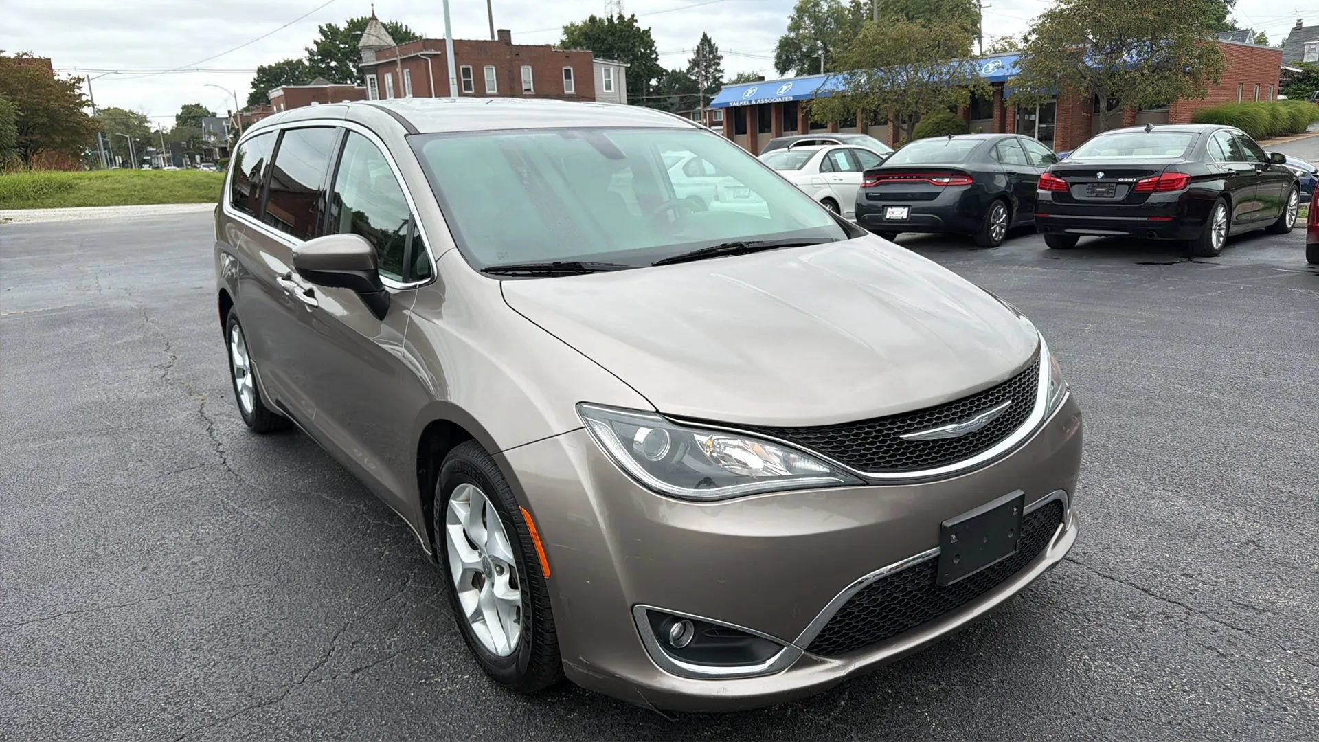 Used 2017 Chrysler Pacifica Touring Plus w/ Tire & Wheel Group FWD image 3