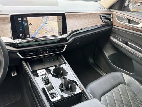 Used 2024 Volkswagen Atlas SEL Premium R-Line image 26