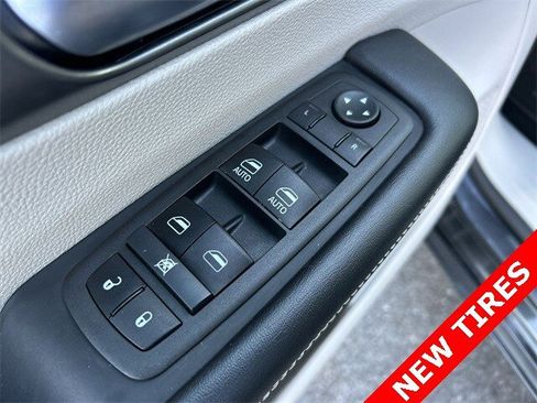 Certified 2022 Chrysler Pacifica Touring-L image 16